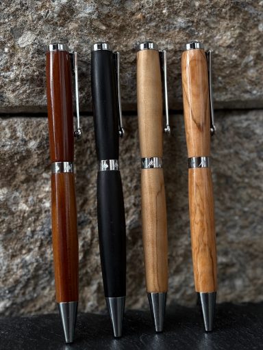 Edeltraud (Abb.: (von links) Ebenholz, Zwetschge, Olive natur, Olive lackiert)