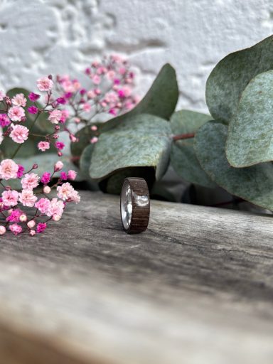 Ring (Abb.: Räuchereiche)
